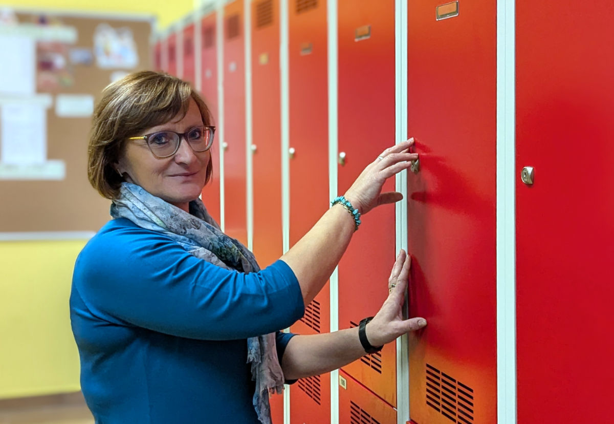 Die Schulleiterin, Mgr. Lenka Hladíková, hat das veraltete Käfigsystem der Umkleiden abgeschafft.